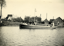 825418 Afbeelding van de aankomst van Sinterklaas per boot op het Merwedekanaal te Utrecht.